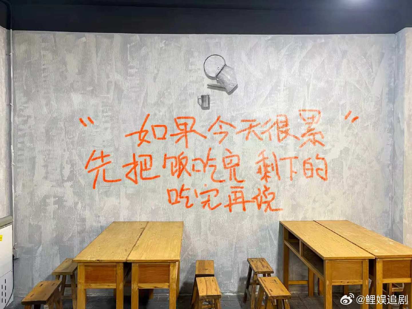 告别35岁就业困难35岁就业红线被长沙这家餐厅打破中年人身上的稳重和经验，在很多
