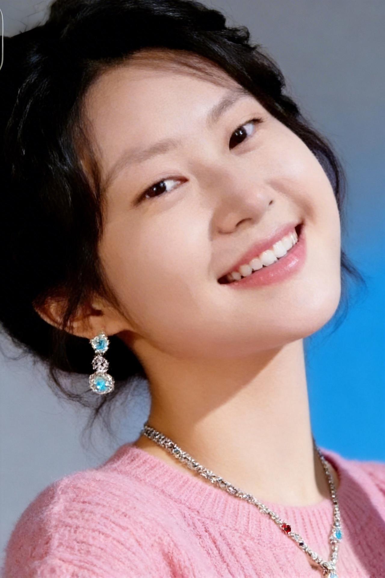 甜美笑容，闪耀耳环，粉色毛衣，元气满满的一天！😊✨