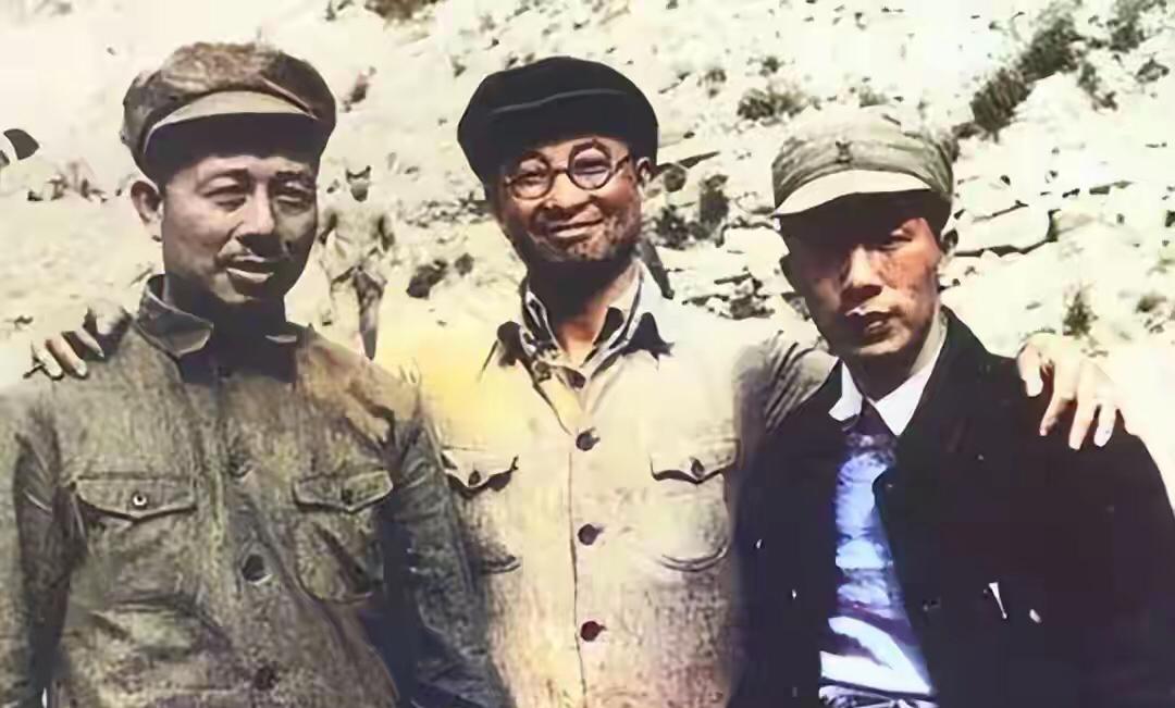 1933年，廖承志被捕，在狱中，他看见了同样被捕的陈赓，两人相视一笑。在狱中他们