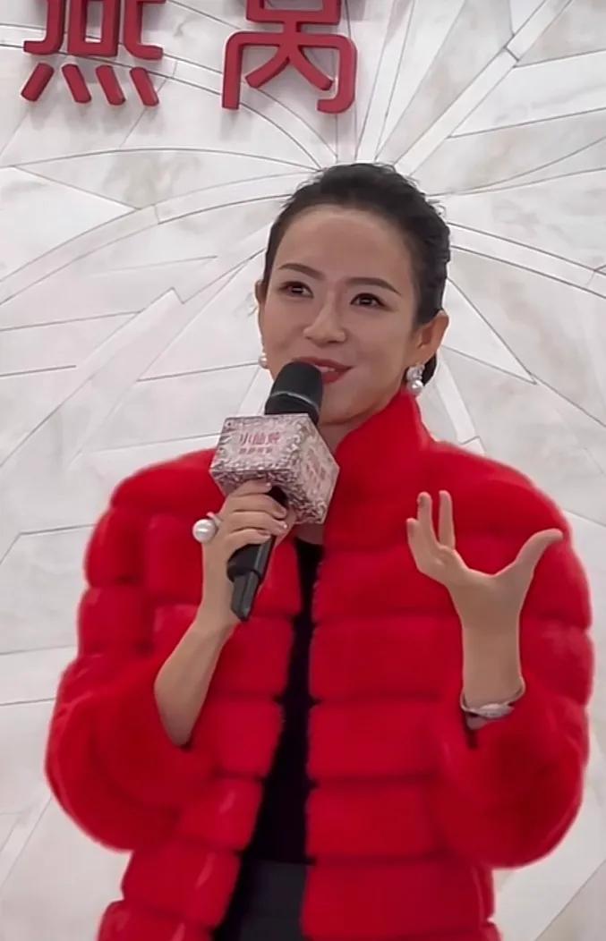 章子怡参加活动，
精神头十足，
没有家庭的牵绊，
活的更加光彩夺目，
身穿大红色