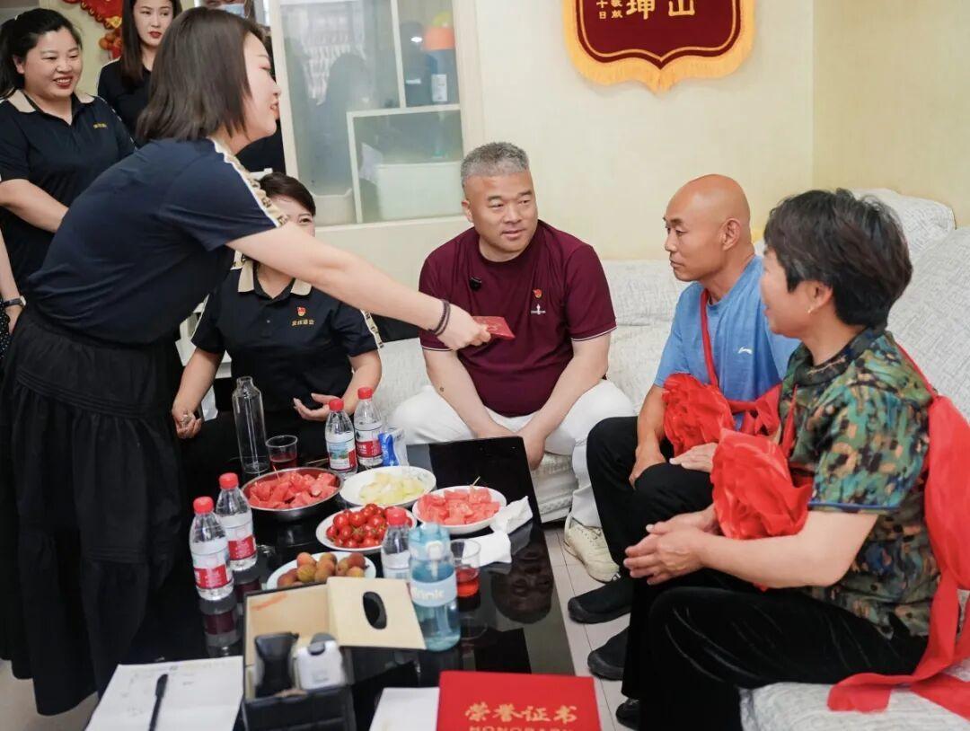 温情再也藏不住了！
5月14日最新消息，郑州企业家池金清创办的酒类企业，坚持十多