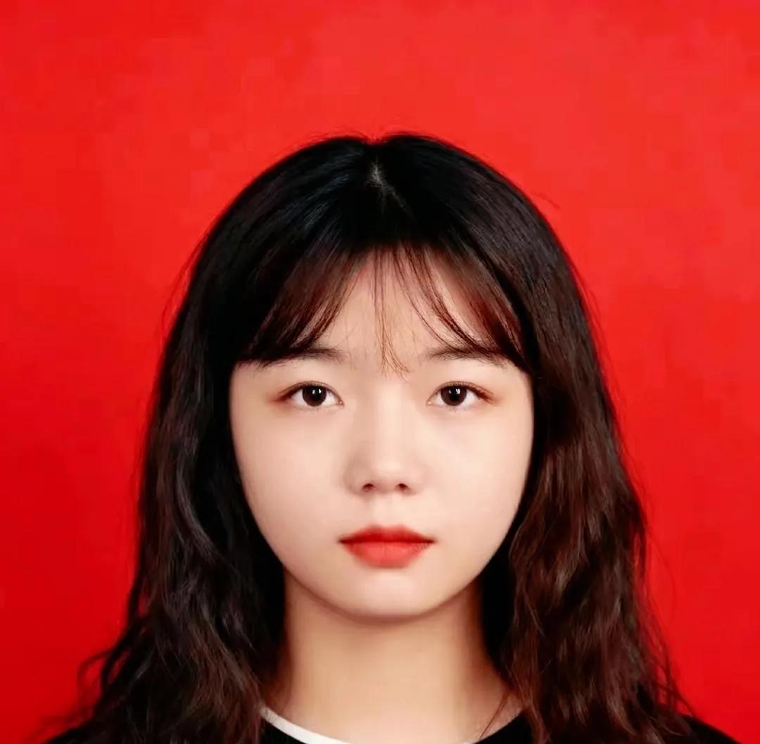 刘杨，出生于2002年9月，女，汉族，重庆奉节人，奉节县平安乡咏梧7村村民。
