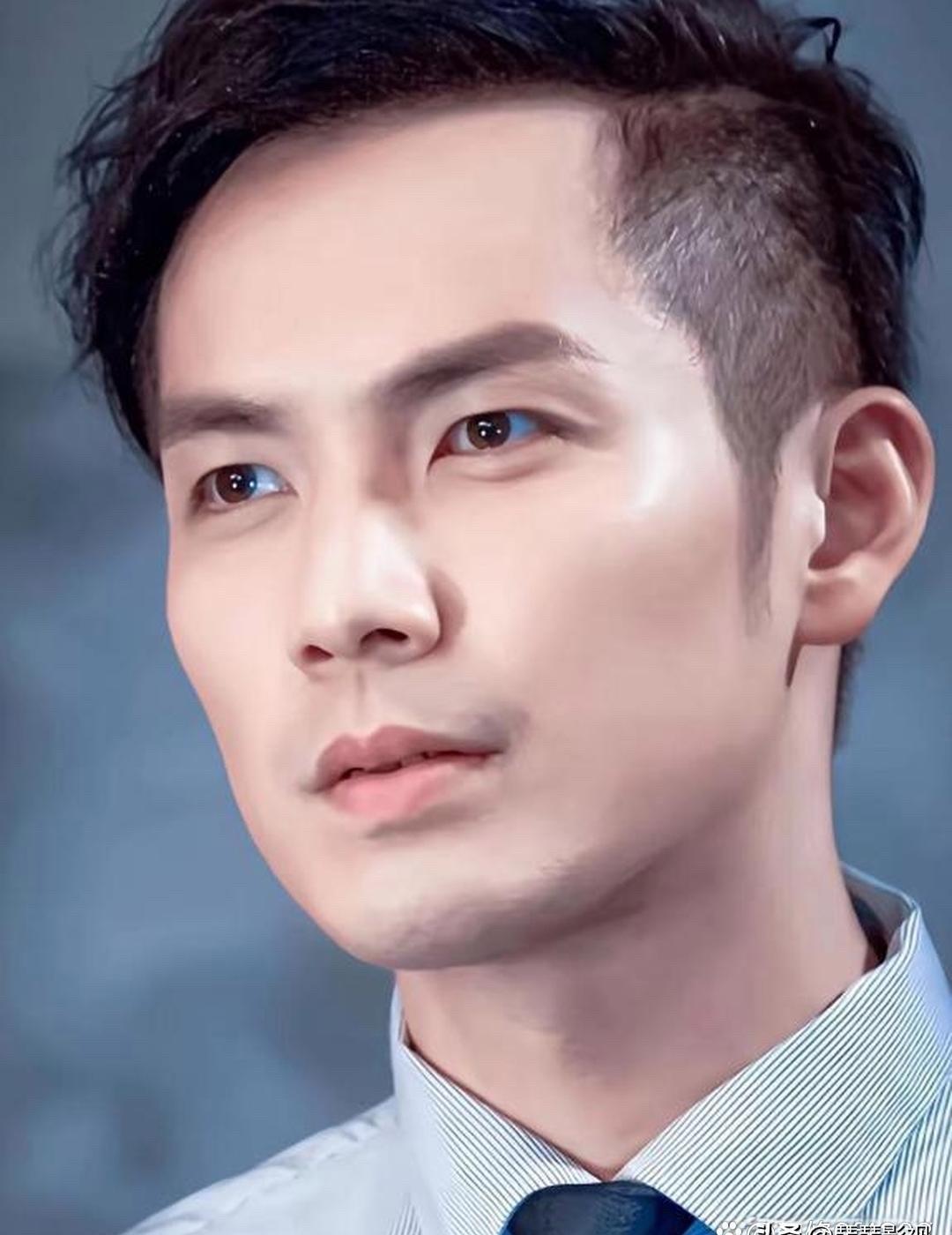 每次吻戏后，他都冲个凉水澡。
主持人当场问他：唐嫣这么美，你真没动心过？
钟汉良