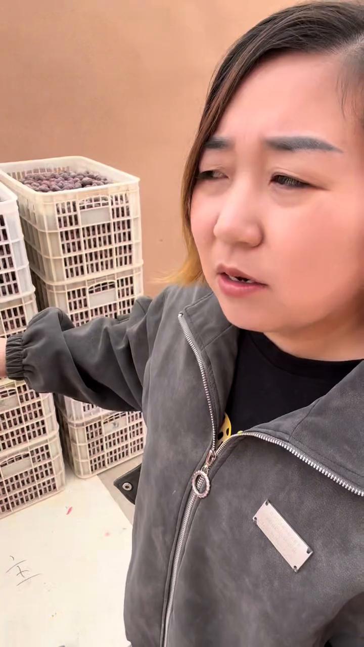 红枣全部装箱了，错过就的再等一年。枣子太干太赊称了。
昨天把剩余的红枣全部装箱了