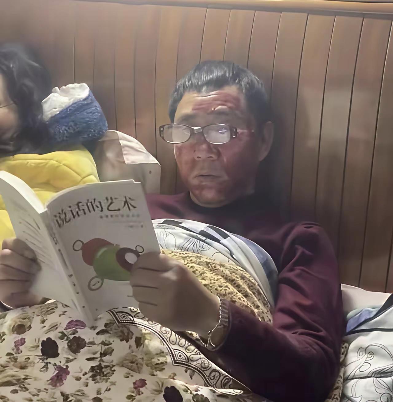 房间内总有异味 
找了好久
没找到为什么
直到某一刻
蓦然发现
原来是枕头里藏了