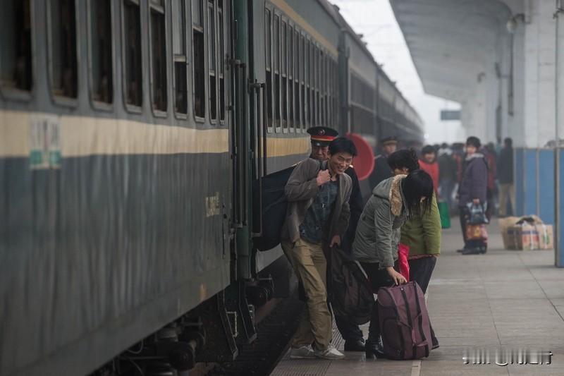 你会为省钱选择绿皮火车吗 你会为省钱选择绿皮火车吗？暑运期间，越来越多人重新将目