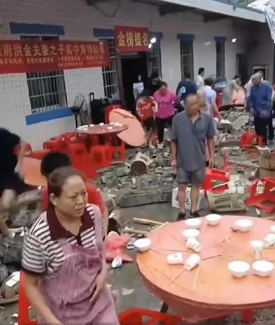 别再说长宁这家人办升学宴，就是想借孩子考上大学大赚一笔了。主家堂弟补充的几个细节