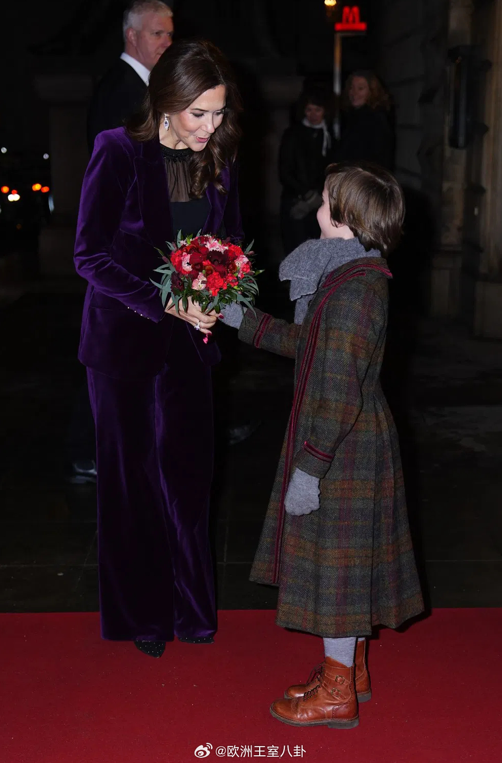 1.14 丹麦王后玛丽欣赏话剧《Indenfor Murene》的复排首演，裤装