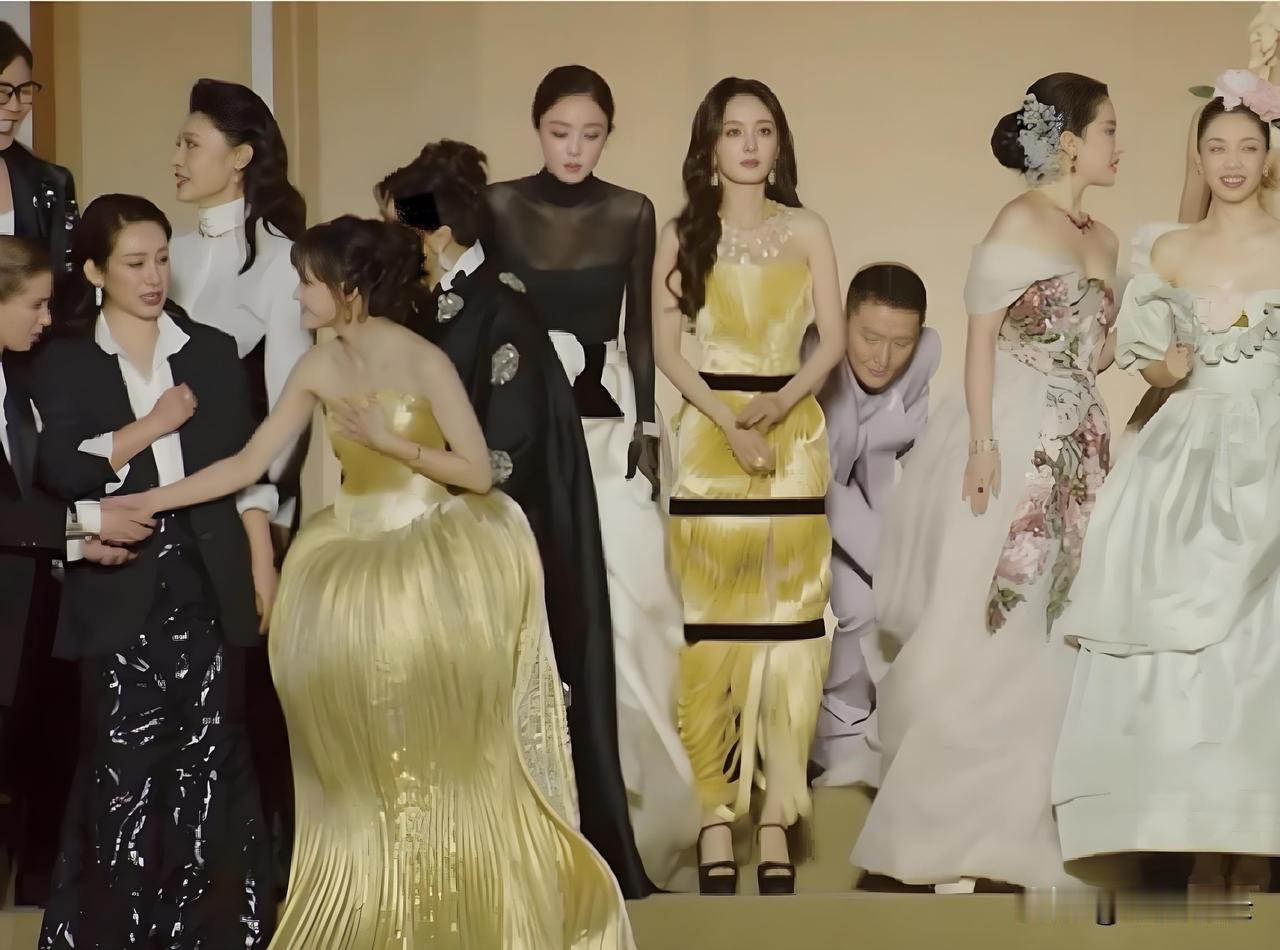 钟楚曦把自己作死了，网友喊话封杀她
雪藏她。
钟楚曦VOGUE时尚盛典抢C位被审