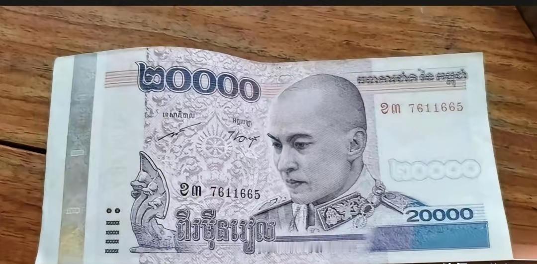 今天下午店里来了一个客人买烟，说要一条天子，然后很大气地扔下一张两万的外币说不用