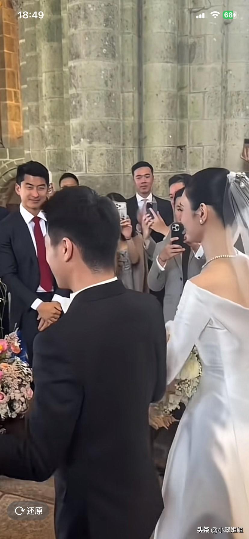 赌王儿子何猷君和超模奚梦瑶举办了盛大豪华的婚礼！参加婚礼的朋友们拍手祝贺两人，无