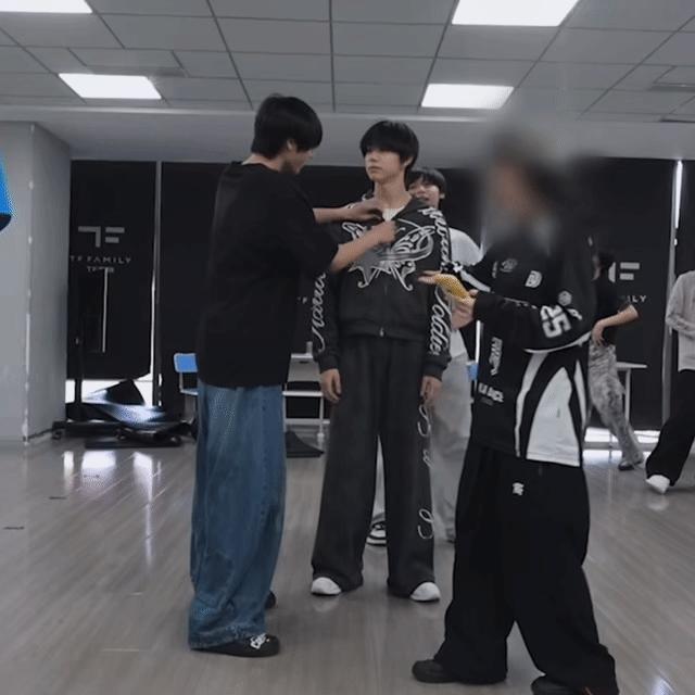老龙给老哼剥了之后 老哼明显还懵着就下意识自己扯着衣服展示给老龙看 这就是你们说
