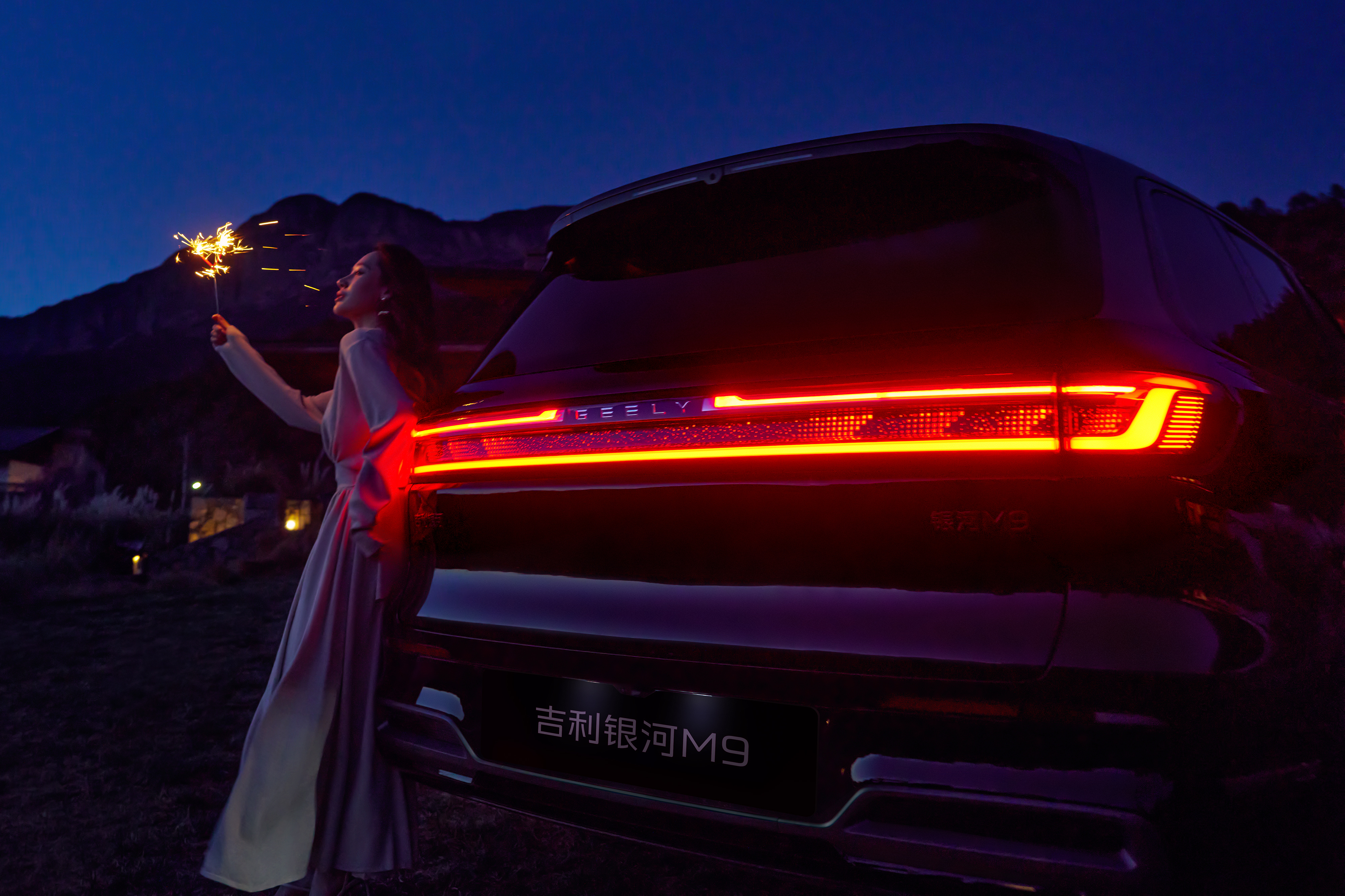 吉利银河M9高定版采用专属玄夜鎏金全新外观配色，黑金双拼视觉效果看着就挺高级的，