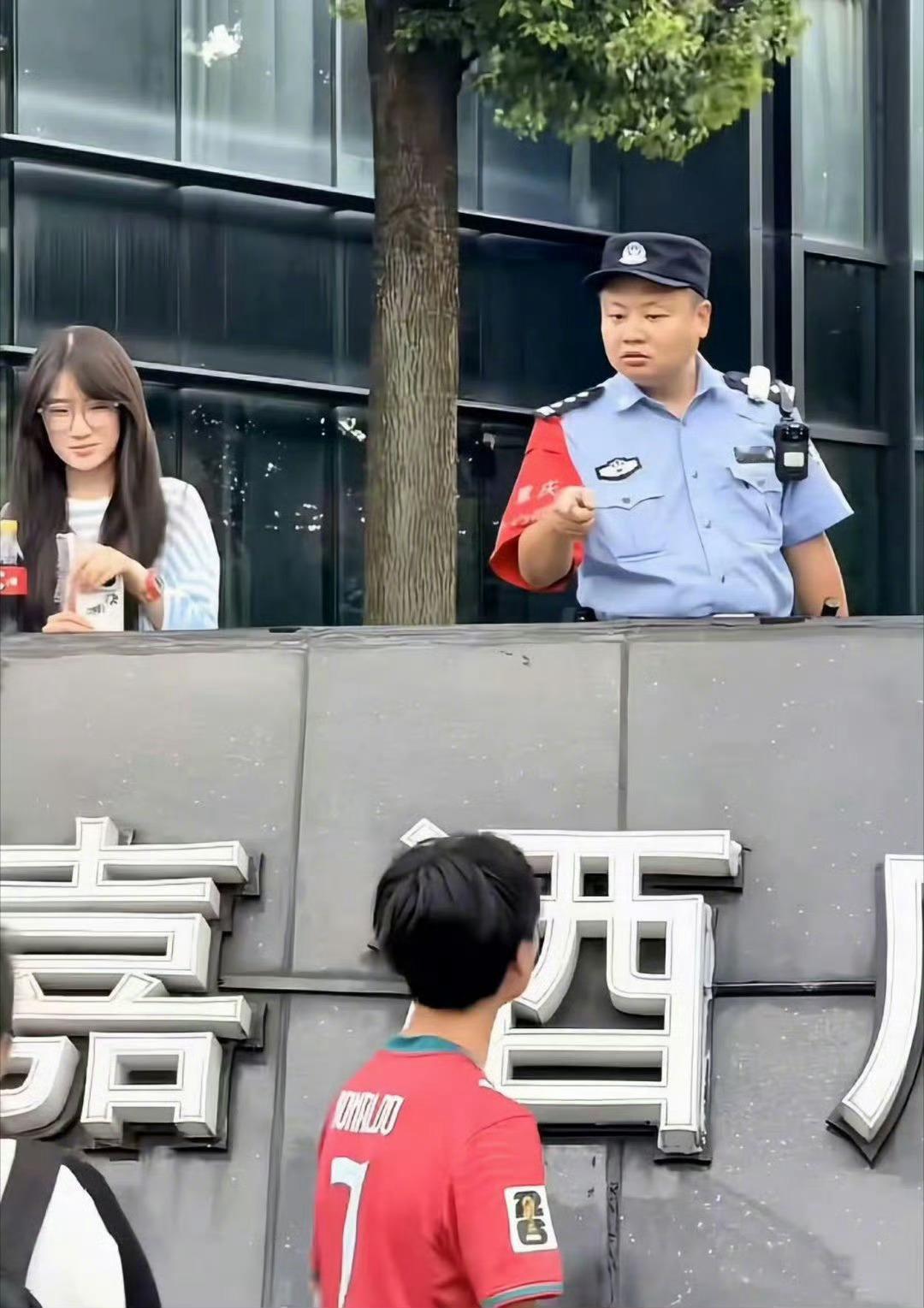 【警方通报时代峰峻楼下聚集事件】此画面值得一个普利策奖！ 
