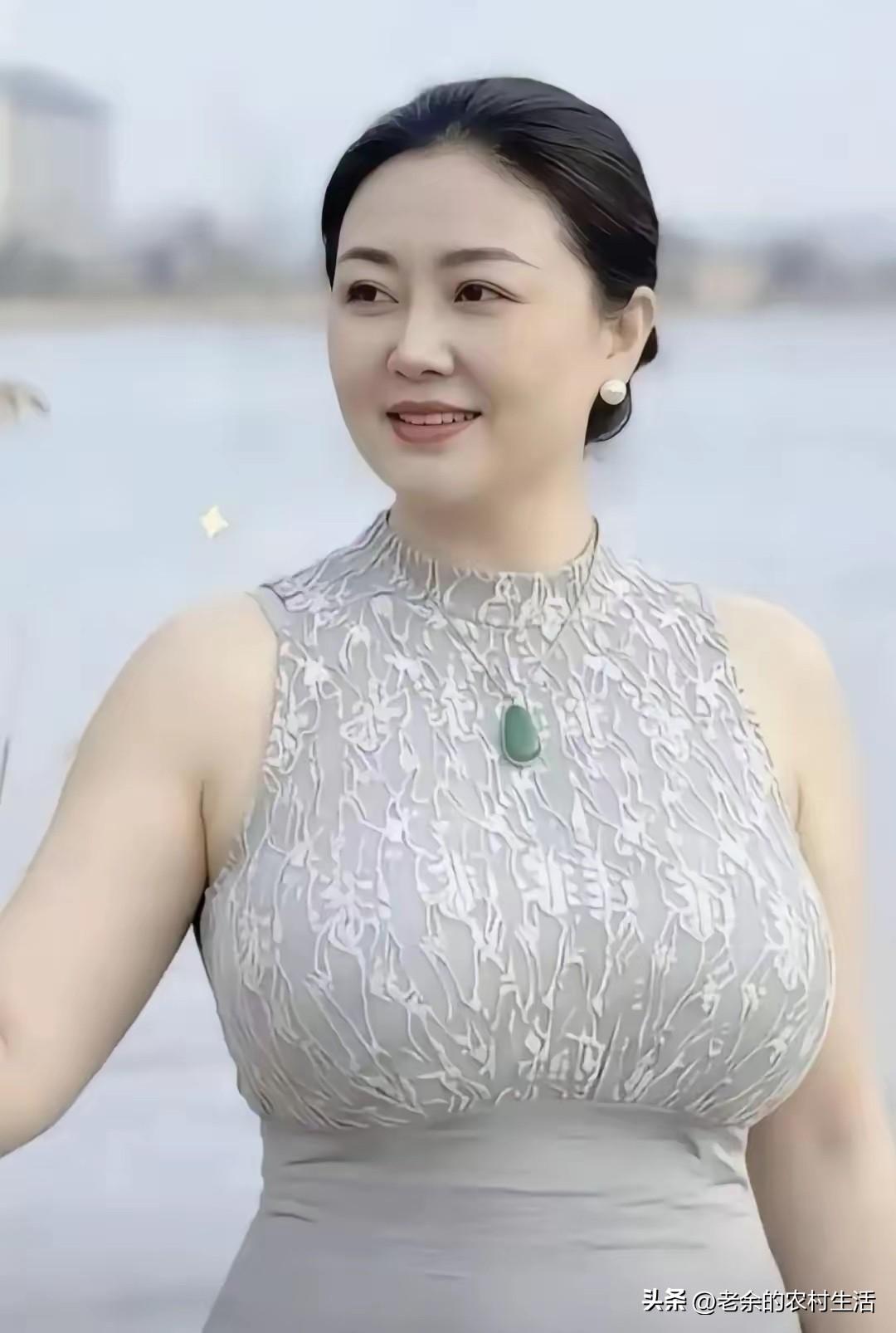 现在好多大龄剩女
现在好多单亲女性
都有同时吊着几个男人你信不信？
也有可能同时