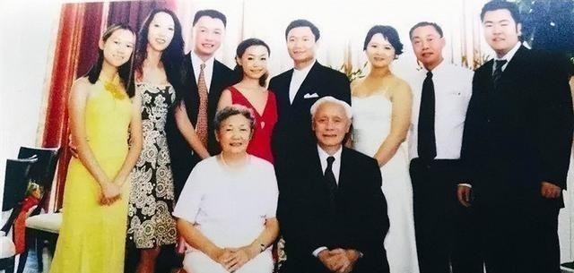 1959年，顾方舟狠心拿自己不满一岁的儿子做实验，给自己孩子灌下了一管“危险性”