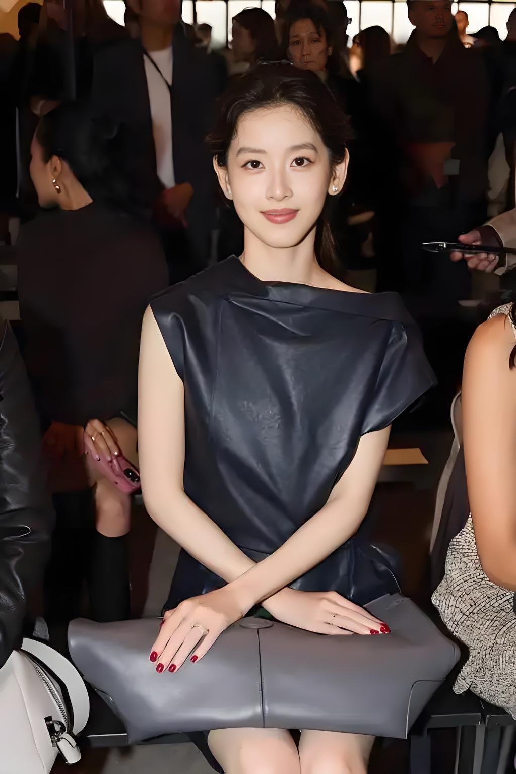 章泽天每天7点起床工作的自律生活，究竟如何影响她的职业生涯？

章泽天，这位被誉