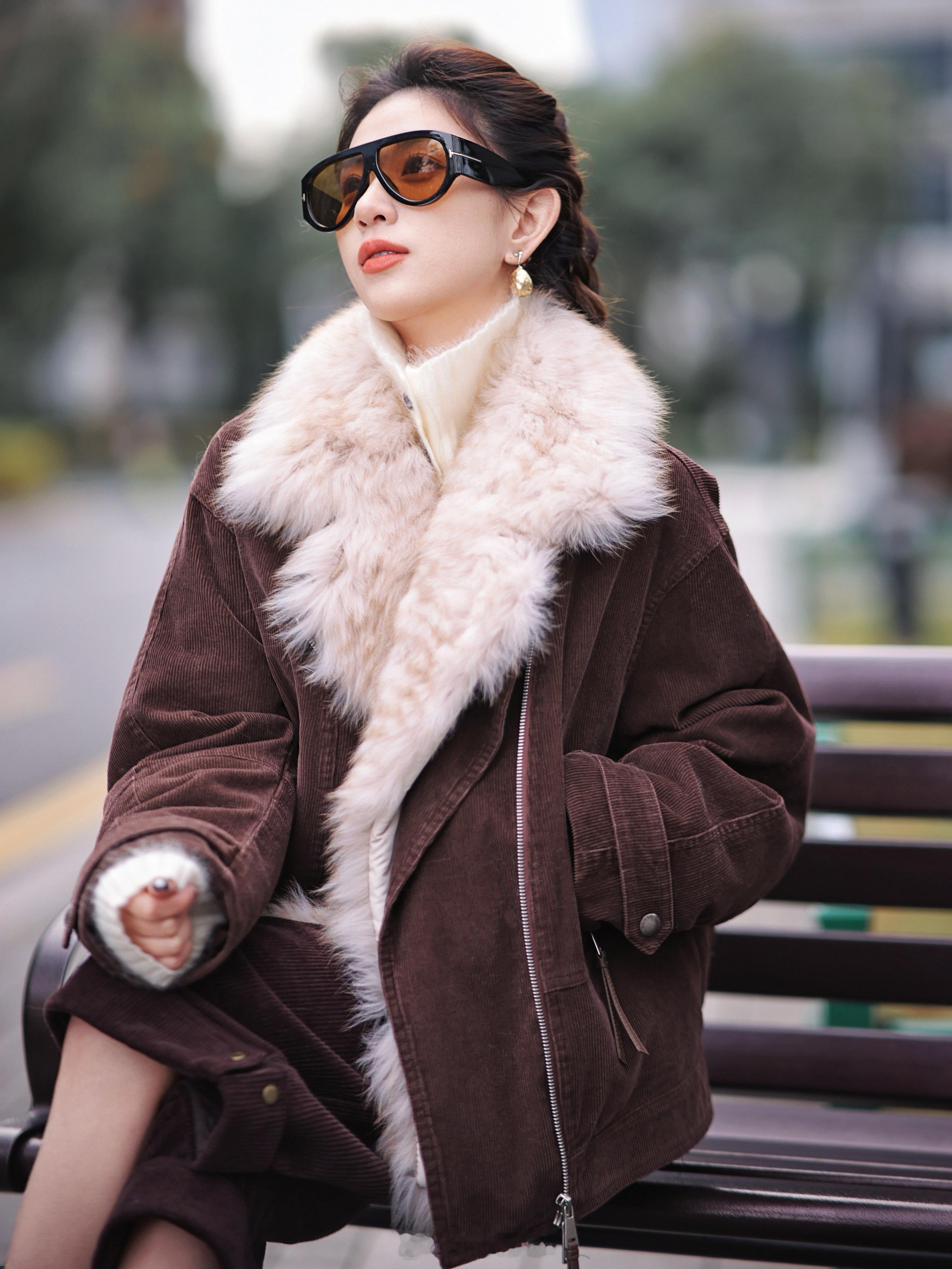 双倍抗风我选“老友皮草鹅绒派克”😎！听名字就懂了吧 90鹅绒+进口芬兰狐狸毛再