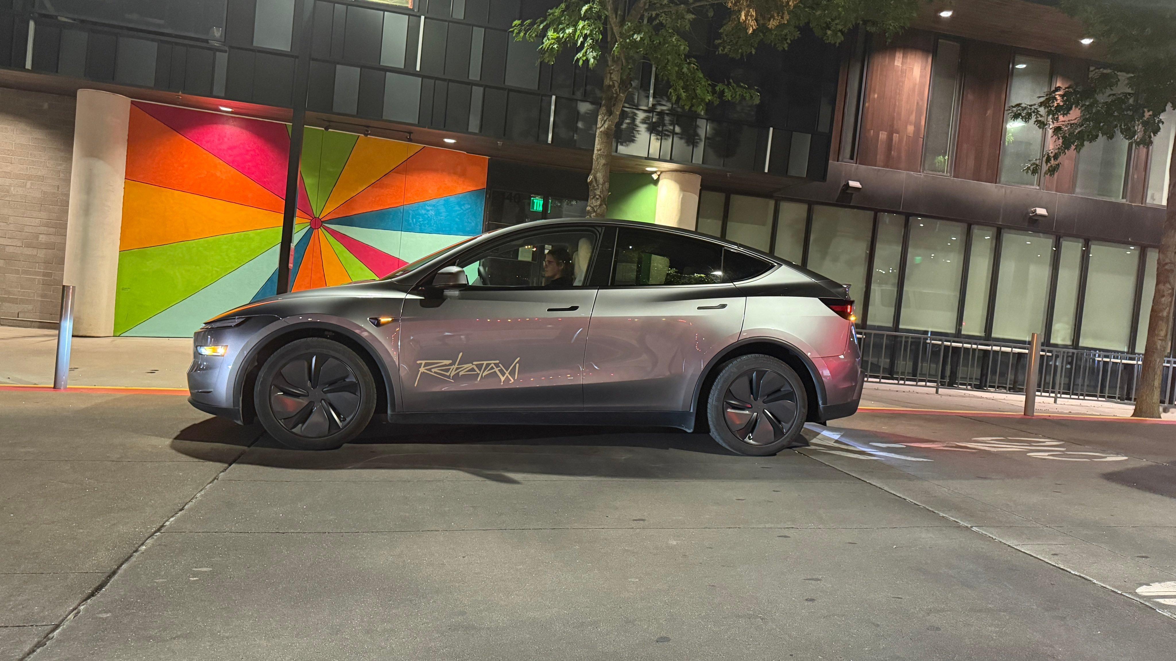 特斯拉：Robotaxi将大大提高行人和骑自行车者等弱势道路使用者的安全性～ ​