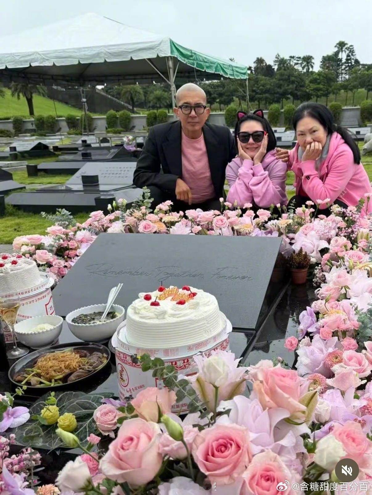 小S与S妈具俊晔去墓地为大S庆冥诞明年我就比她大了，看到这句真的瞬间鼻酸 ​​​