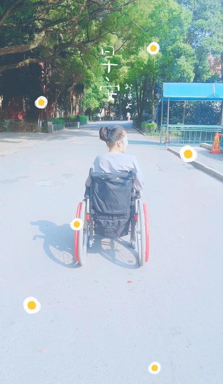 高位截瘫女孩躺床上的早晨碎碎念日记
现在早上九点二十分，我躺在床上盯着天花板发呆