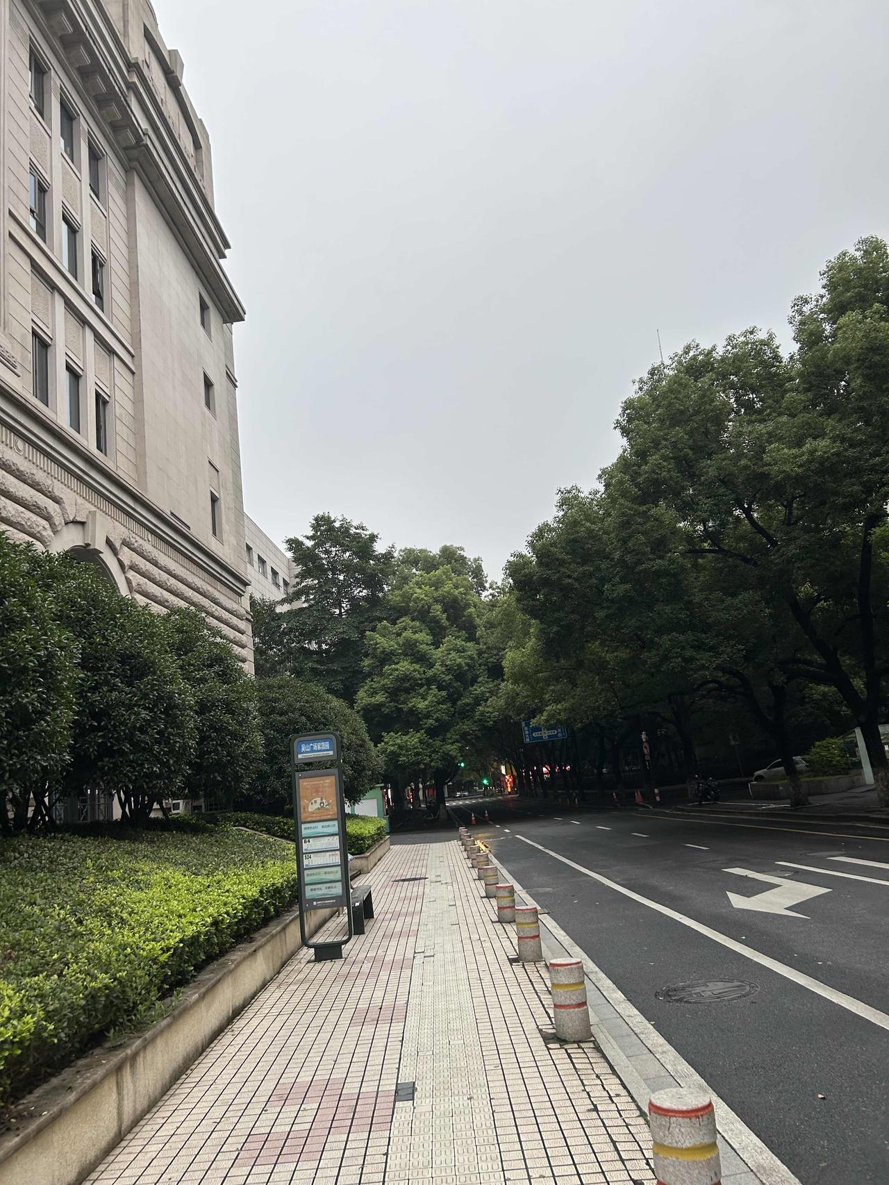 生活没有轰轰烈烈，三餐四季温柔，岁岁平安欢喜。