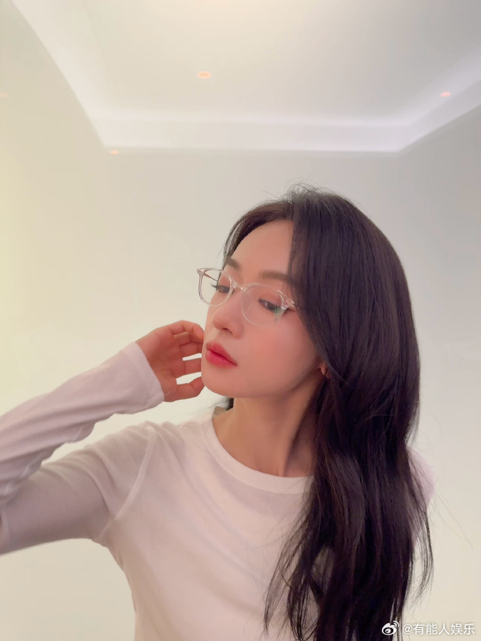 吴谨言麻辣女教师吴谨言看得我想叫老师 吴谨言麻辣女教师的造型真的是又美又酷，简直