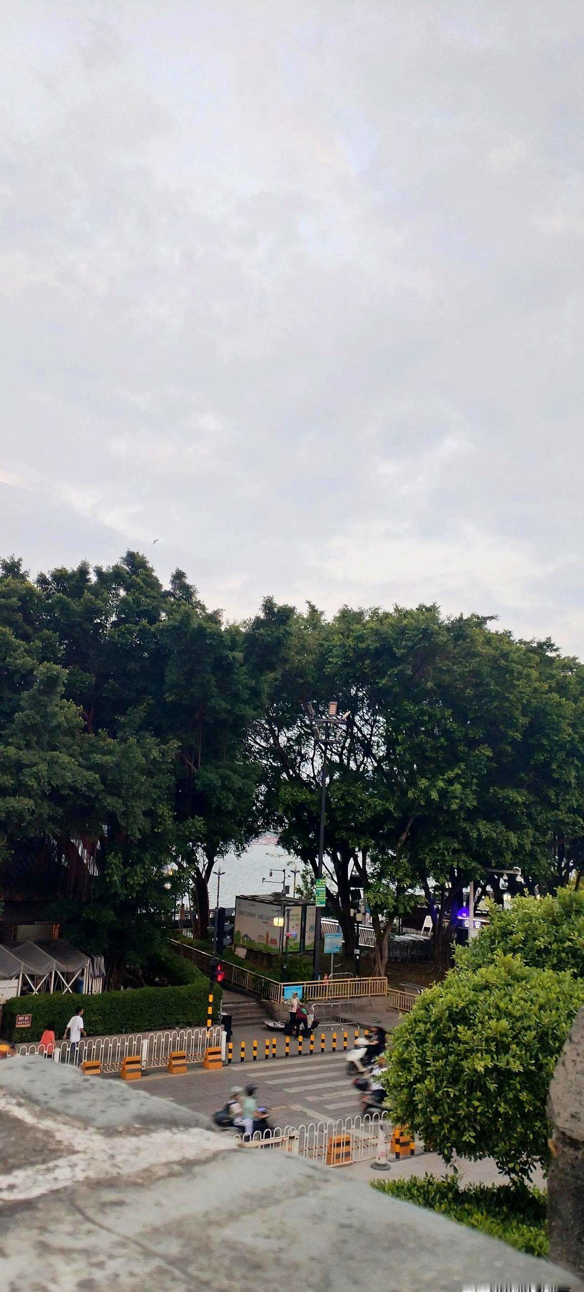 五一放假不出去玩的三
其实有时候待在家里也挺有意思的呀 比如我就特别享受窝在沙发