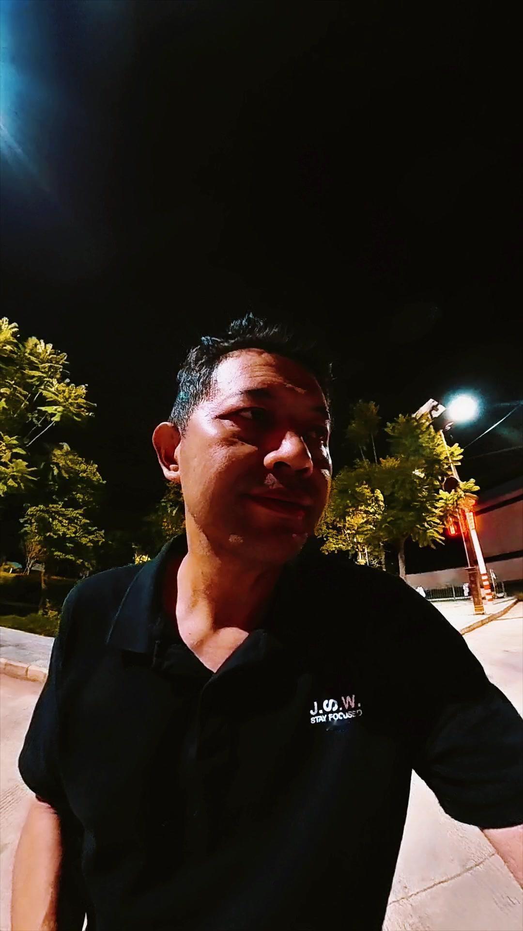 48岁工薪男的车，是童年铁皮梦，是家庭移动城堡，更是深夜独处的秘密基地。关上车门