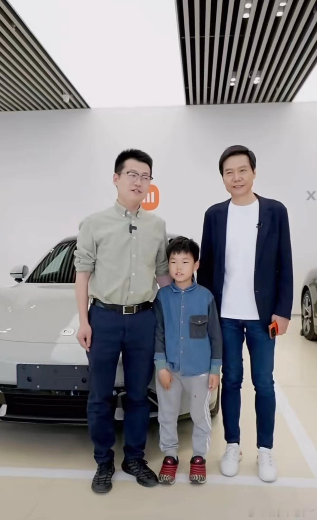 昨晚雷总直播回应懂车弟，说见不少小孩哥蹲4S店聊SU7配置，零百、碳纤维、电池安