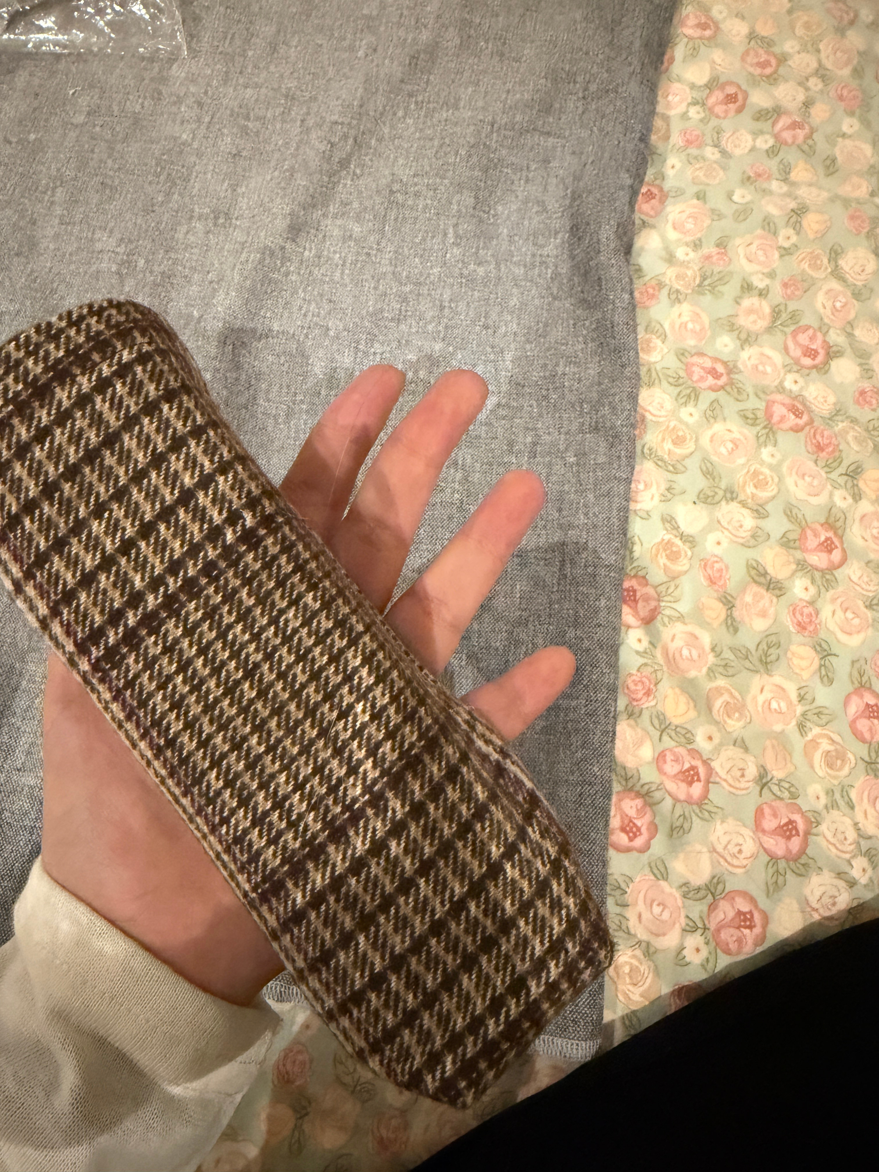 公司团建发的充电宝 我用不上被我妈拿去用了 她还给做了个小衣服 咋这么萌[柯基]