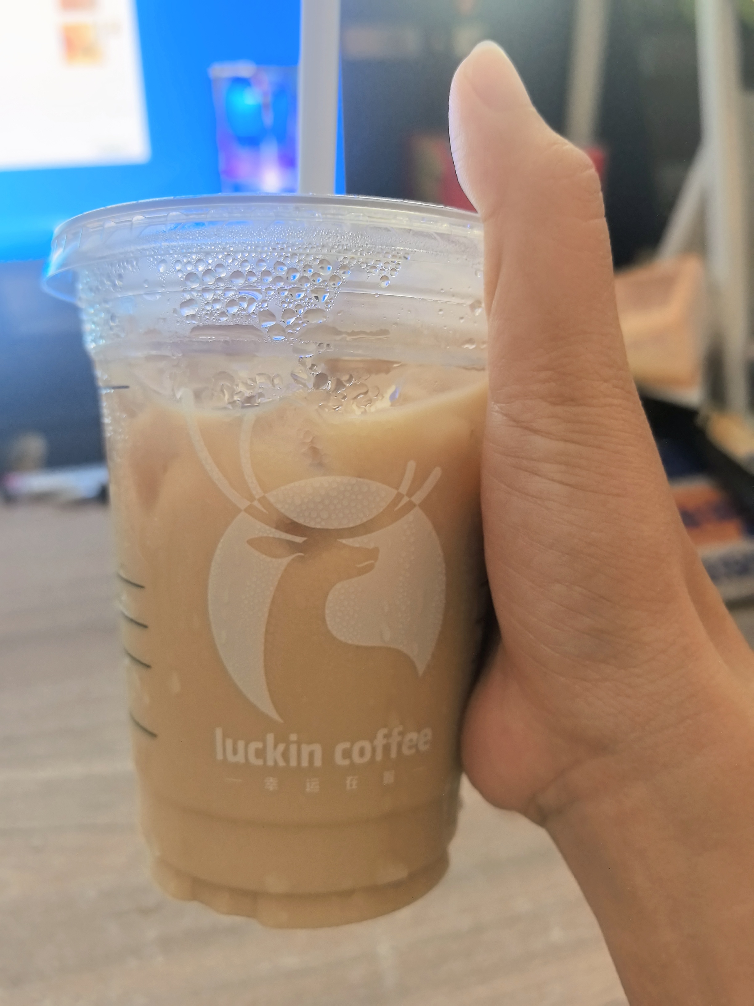 今天点了杯拿铁，两个小时都没送过来，看一下手机我没有下单~[笑cry] ​​​