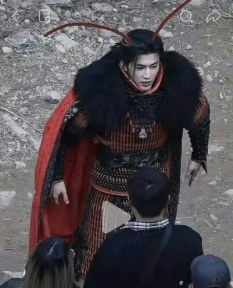 大蟑螂🐄把粉全吓跑了 