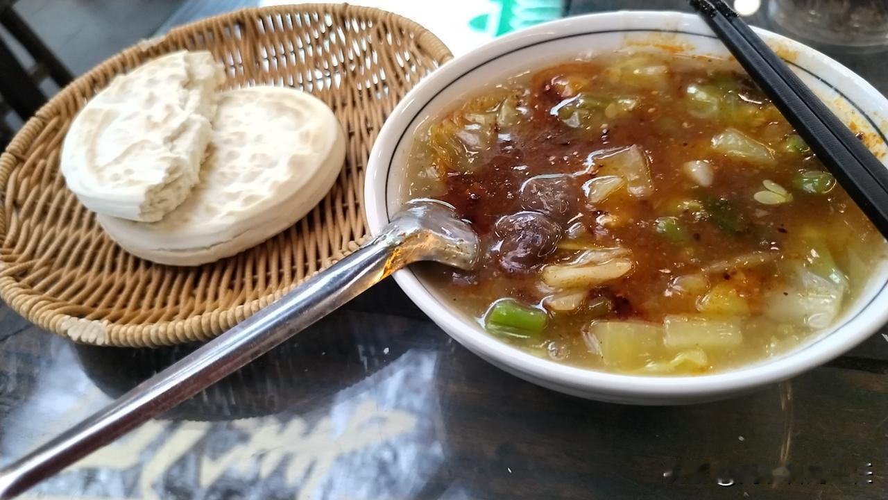 好几年没吃过正宗的肉丸胡辣汤了，今天终于如愿了一回！

上次苏醒说了关于胡辣汤的