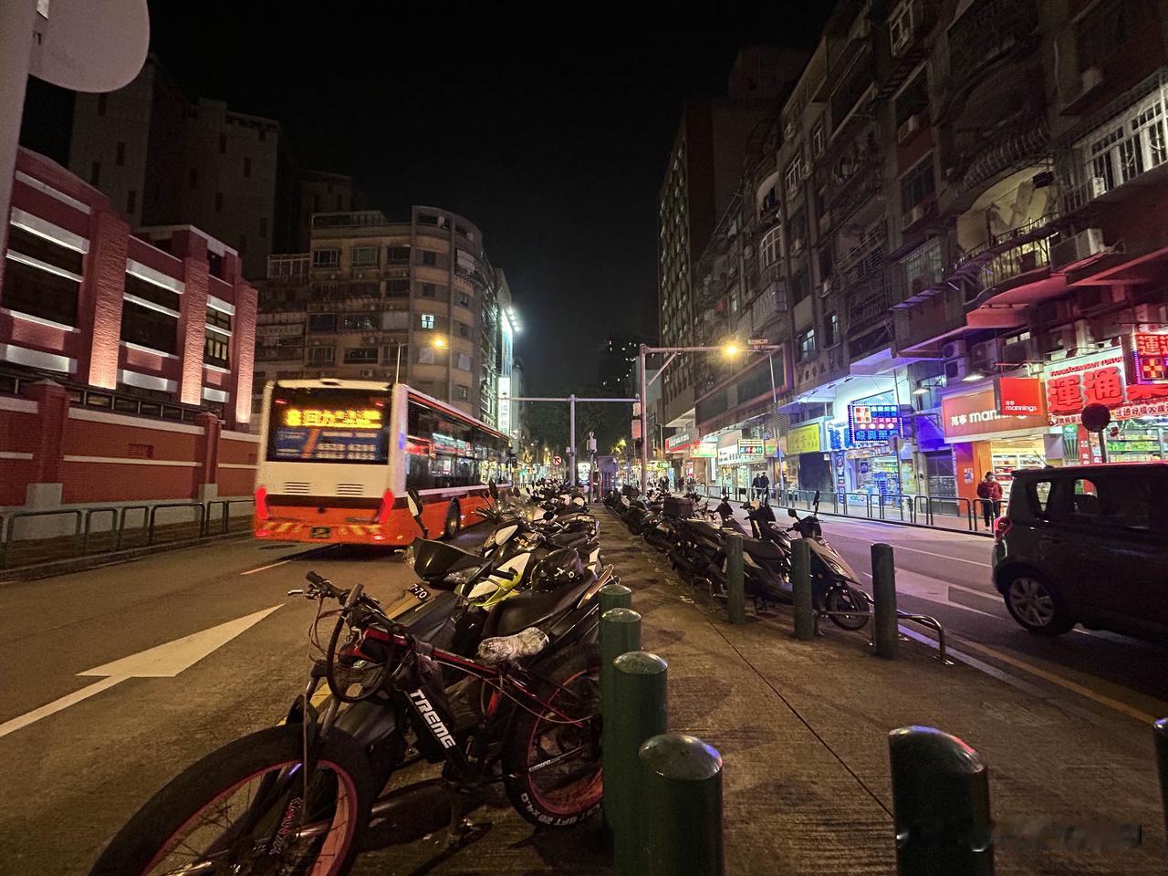 離開人如潮湧的主幹道，花四十分鐘走近關口小巷，用蹩腳的粵語和當地九十幾歲的老伯聊