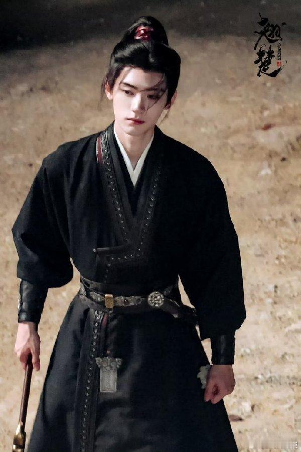 翘楚杀青宴谁还没看《翘楚》杀青宴啊！周翊然直接搂着导演唱《情非得已》，这反差萌也
