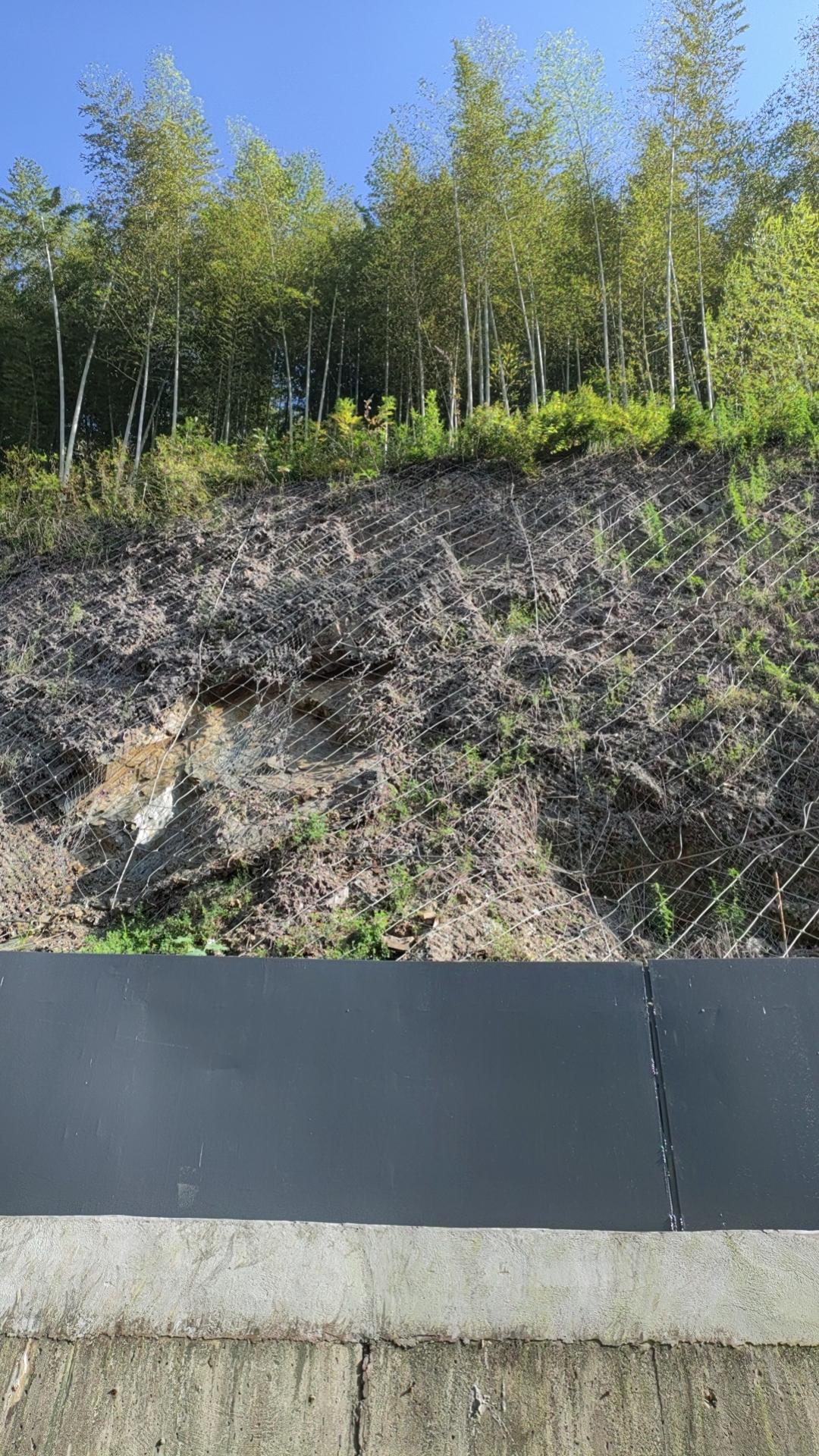 冬日生活打卡季深山里的大山，防止泥石流滑坡，国家花了大代价，都用网给罩着了，可以