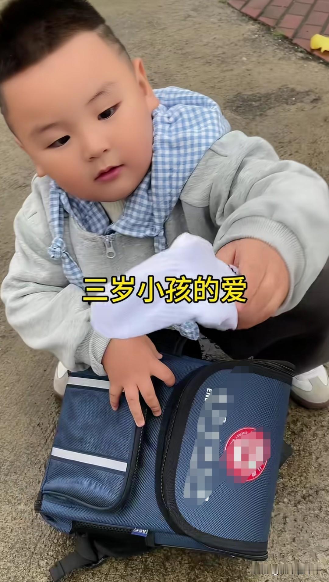 真是又搞笑又温暖！
近日，河南，三岁小朋友舍不得吃幼儿园发的鸡腿，居然想到把袜子