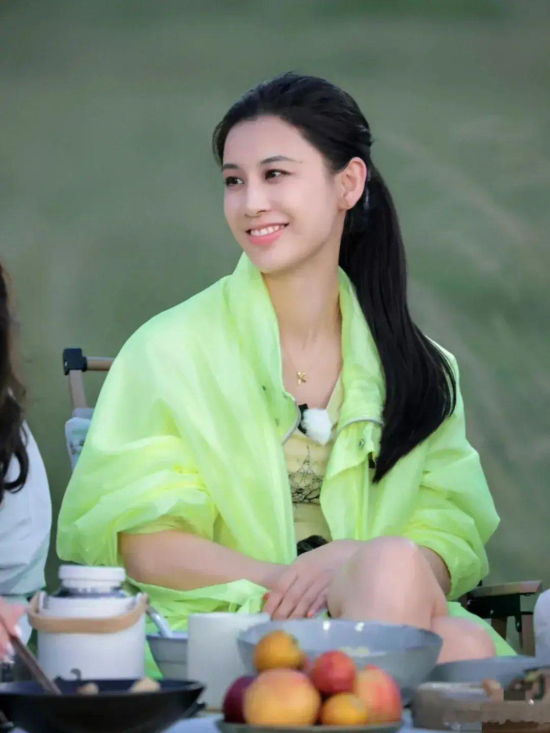 #黄圣依的清醒仅对别人可见#黄圣依是一种清醒的沉沦，她看透别人的夫妻问题，却选择