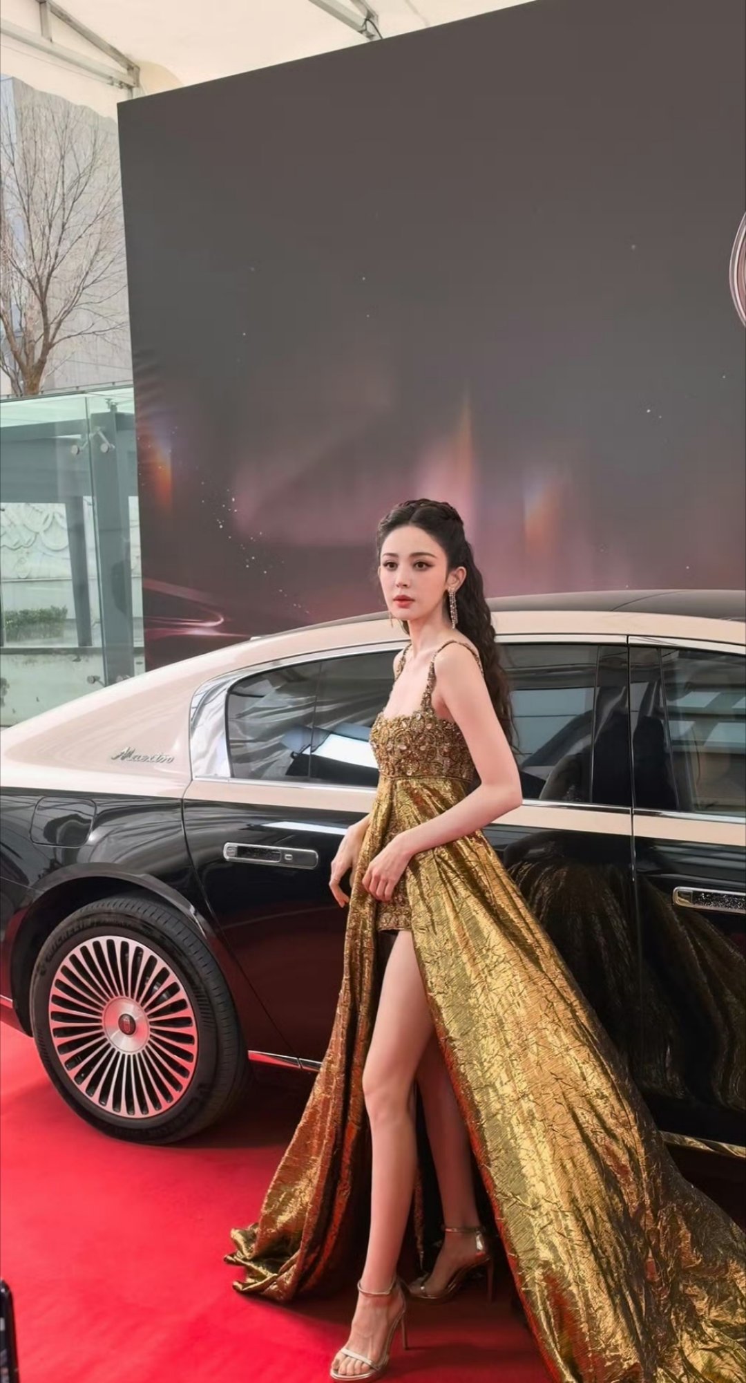 娜扎这波金色露腿长裙简直美神降临，这身材比例我真嘶哈嘶哈了