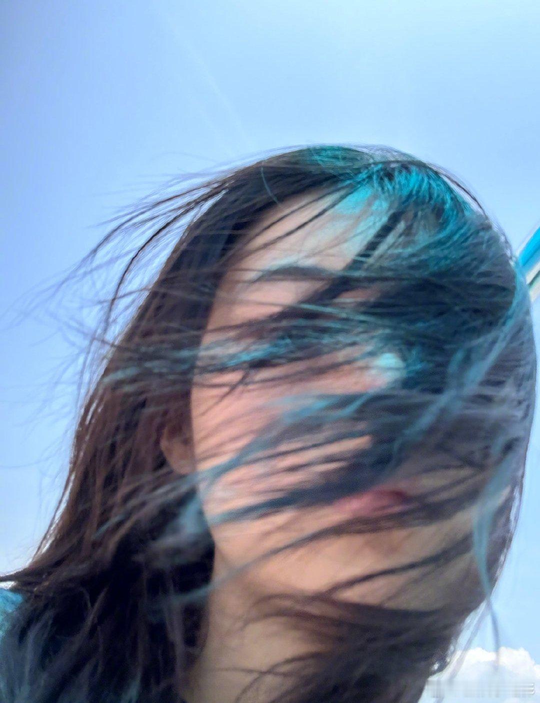 张子枫有树林的海 张子枫海边自拍，眼睛受伤妆是电影《下一个台风》的林沫沫~张子枫