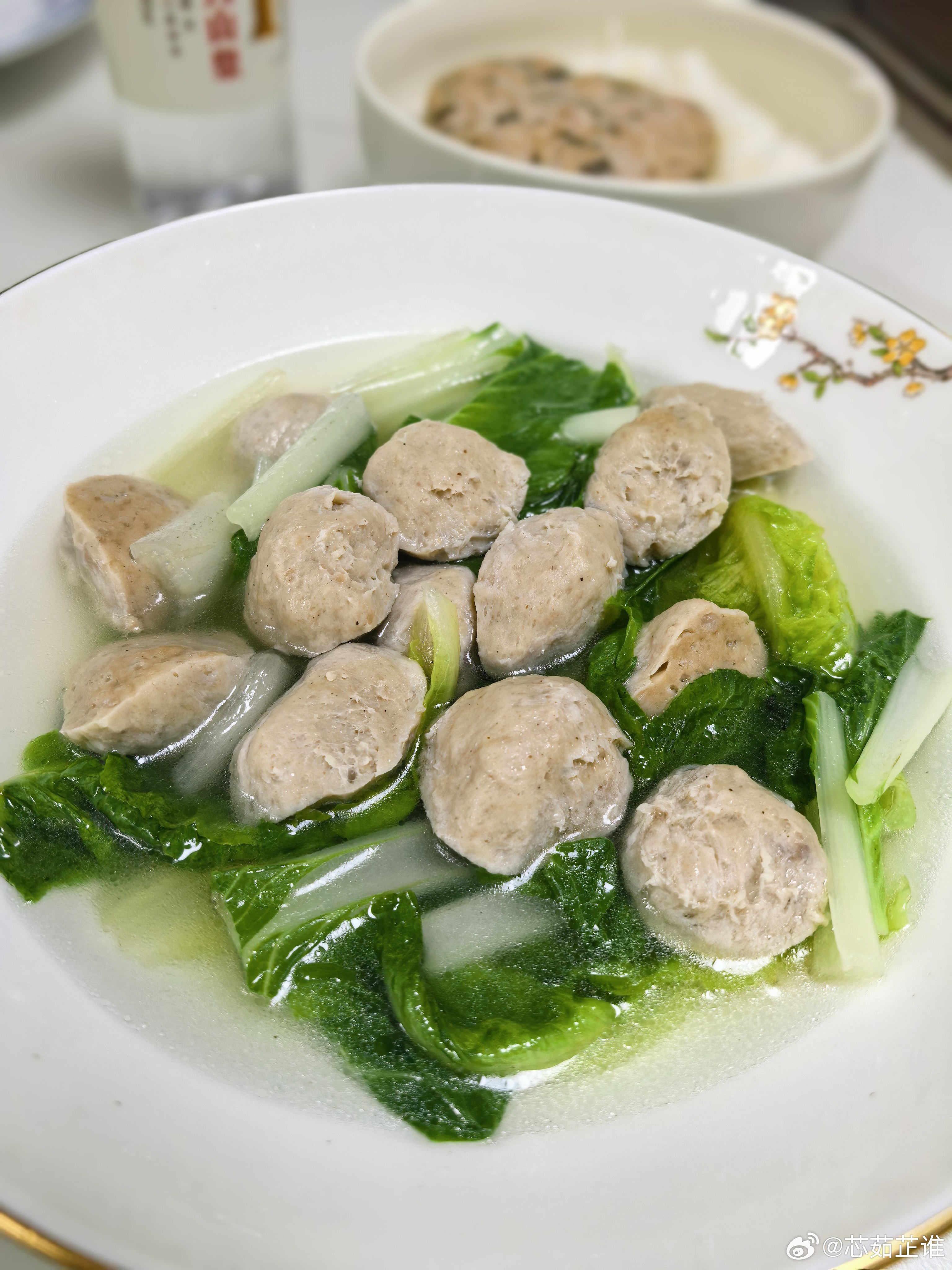 是日午餐......梅菜肉饼蒸隔夜饭，陪鹅肉丸青菜汤 