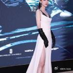陈都灵侧开叉礼服 镜头下的陈都灵状态舒展，BC定制礼服的闪钻细节低调耐看，侧开叉