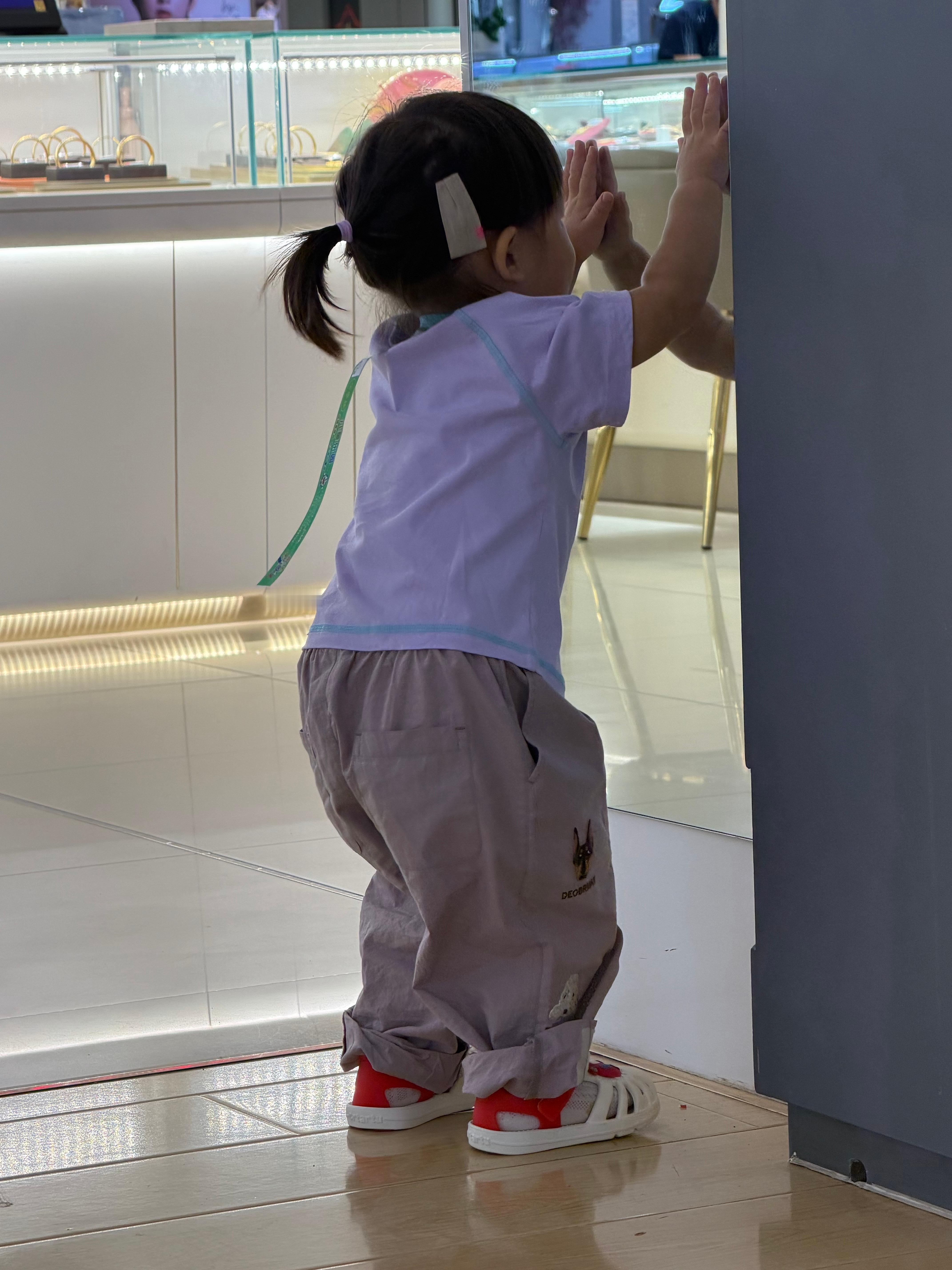来逛街啦，孩子自己挑选了一双鞋，说妈妈我试试这个吧自己穿上就去照镜子了[流汗] 