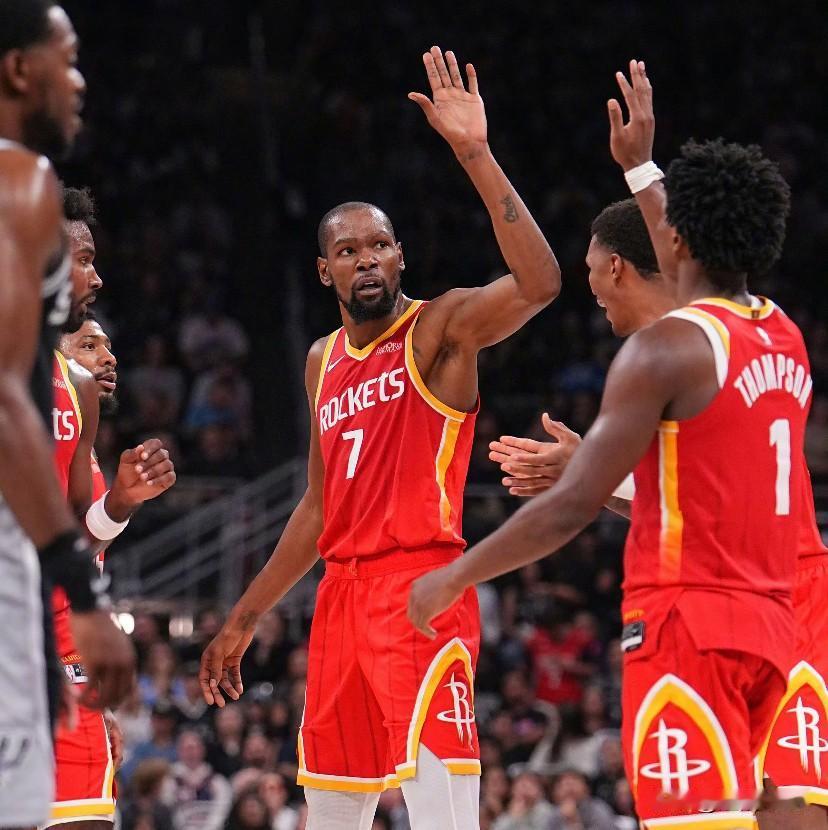 火箭对阵马刺全员评分：

1.申京，10分，本场MVP，气场十足。前三节甘愿做队
