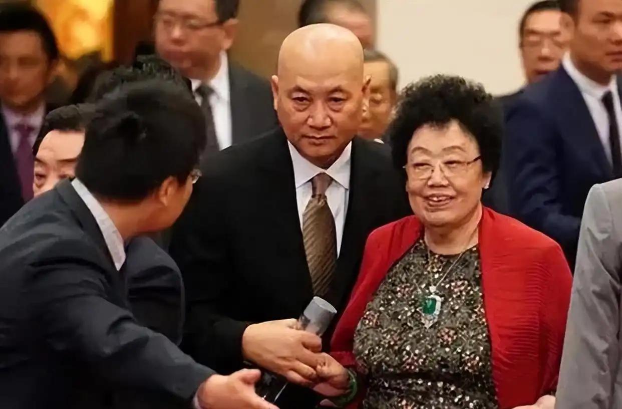 470亿的天价遗产，三个子女外加一个小自己11岁的玉帝哥哥，陈丽华是如何做到家族