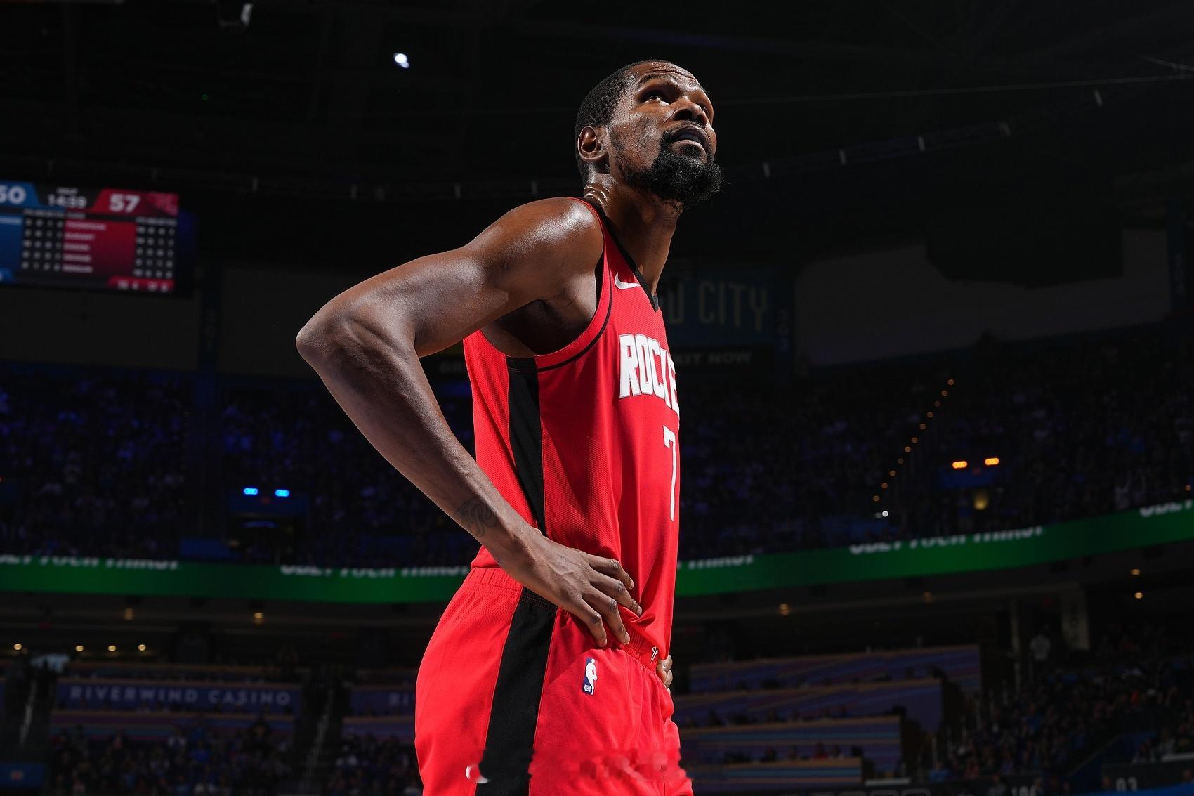 杜兰特：“球员们还在摸索自己的比赛方式、角色定位，并在联盟中站稳脚跟。我仍然在寻