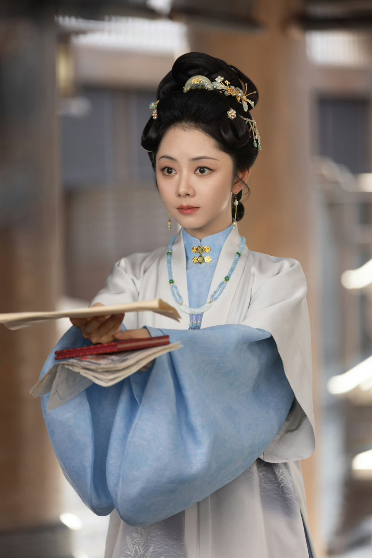 谭松韵迎来又一个人生角色谭松韵交出高分口碑力作，线上线下全面破圈热播。 ​​​