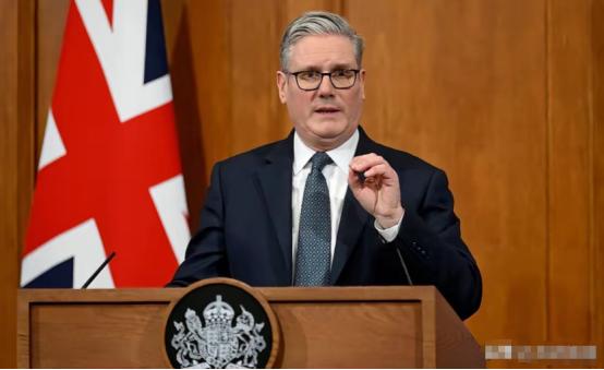 英国终于有脊梁了
 
没有丝毫犹豫，没有半句讨好，斯塔默直视着镜头，语气坚定又沉