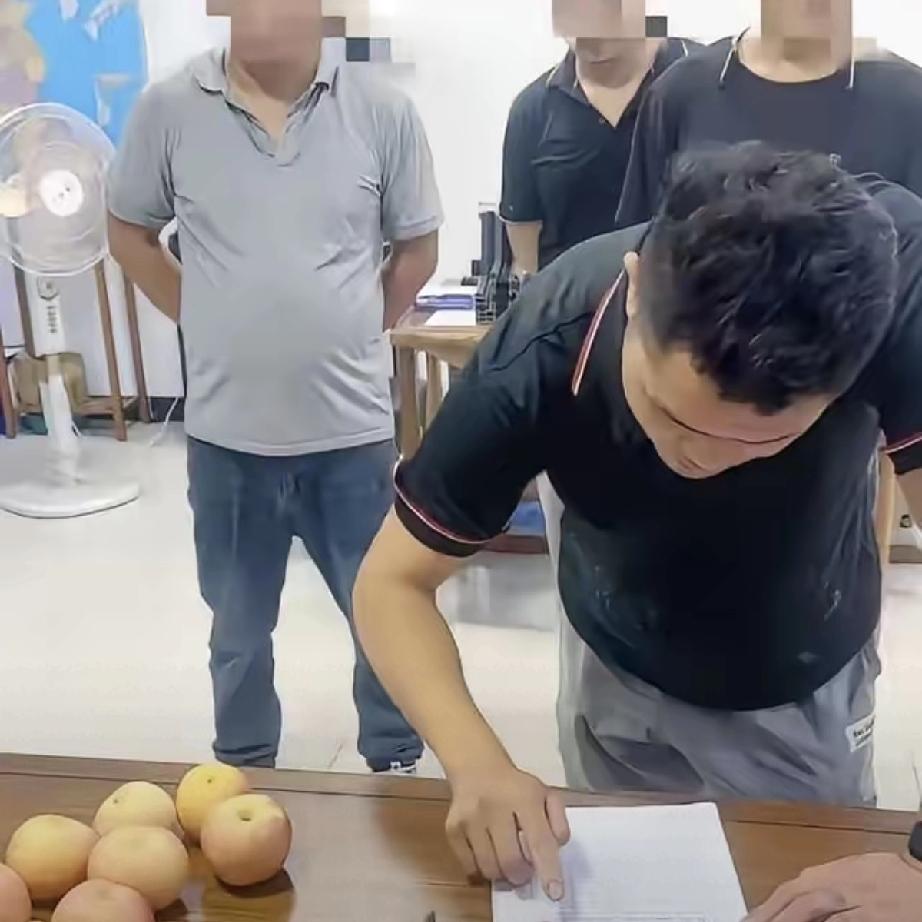 亲戚家孩子跳楼了，二十三楼，人没了。本来好好的，有轻度精神分裂，吃药控制着，去年